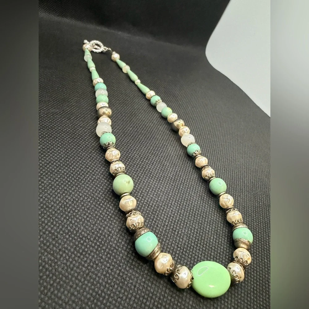 Vintage Style Green Aventurine, Gold, and Pearl beaded Necklace - Picture 4 of 8